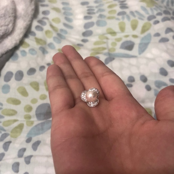 SHINY PEARL STUD EARRINGS - Picture 6 of 6